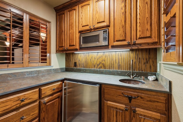5957 Aberdeen Pl, Frisco, TX 75034 - kitchen with stainless steel microwave, a sink, fridge, and brown cabinets