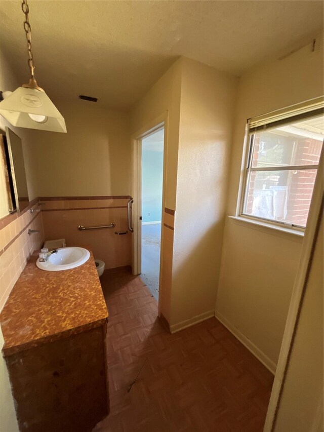604 E 5th St, Weatherford, TX 76086 - living room featuring ceiling fan