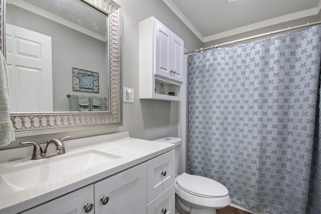 7265 Guadalupe Trl, Weatherford, TX 76087 - full bath featuring toilet, vanity, crown molding, and a shower with shower curtain
