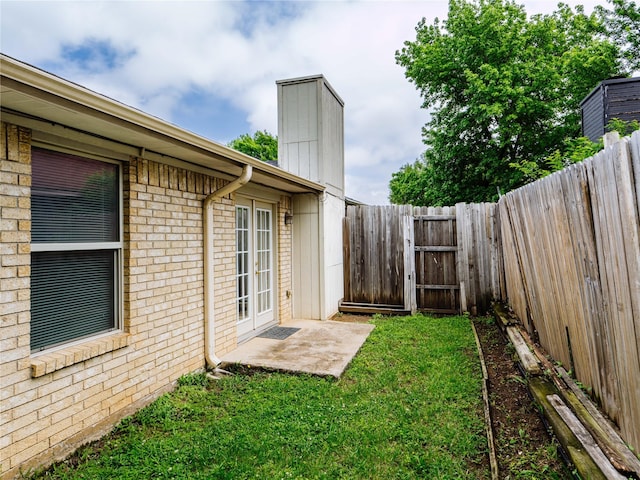 view of yard featuring a gate