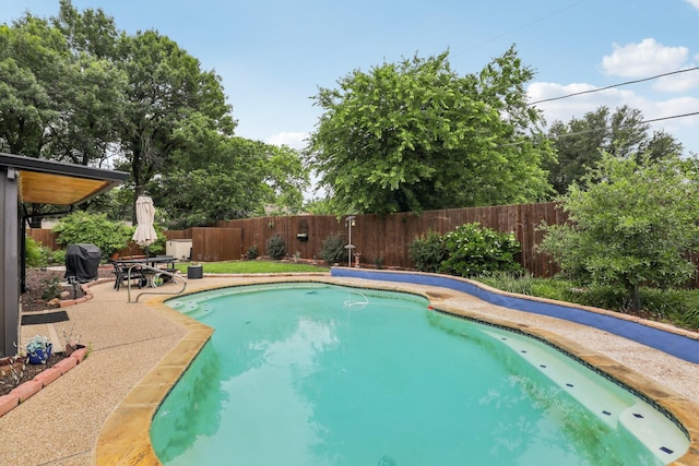 5008 Caliente Dr, Arlington, TX 76017 - view of swimming pool featuring a fenced backyard and a patio