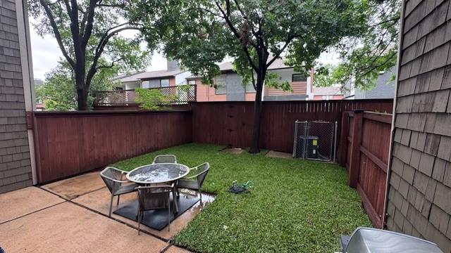 view of yard featuring a patio