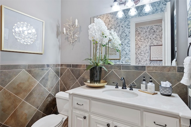 4290 Castle Bank Ln, Frisco, TX 75033 - bathroom with toilet, vanity, and a chandelier