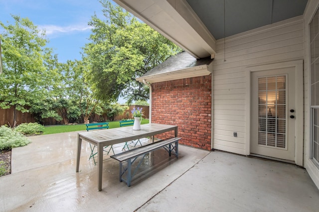 907 Sunpoint Cir, Rockwall, TX 75087 - fenced backyard featuring outdoor dining area and a patio