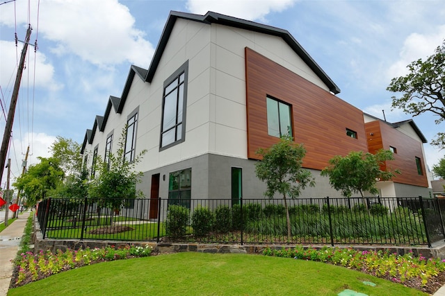 view of side of home featuring stucco siding