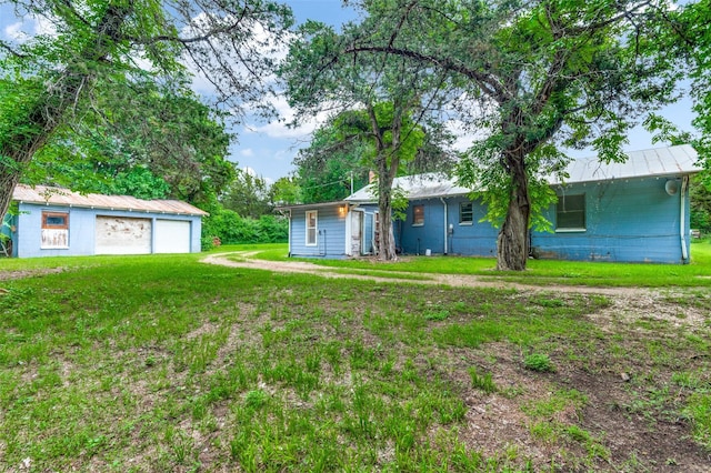 1455 N Joe Wilson Rd, Cedar Hill, TX 75104 - view of grassy yard featuring a detached garage and an outbuilding