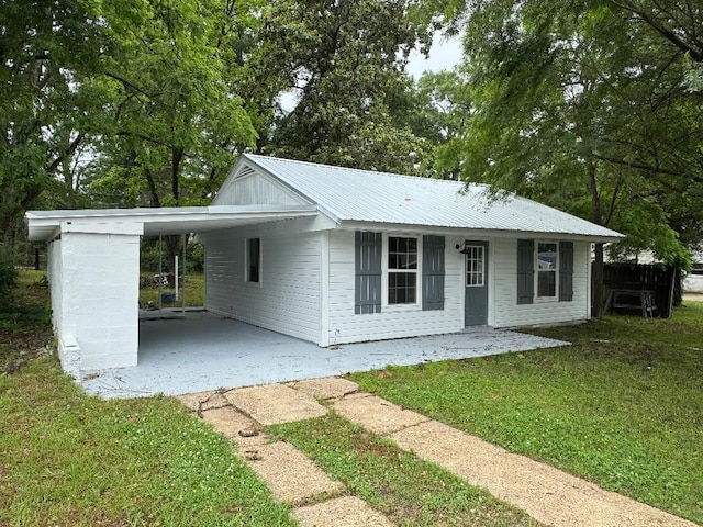 507 4th St SE, Springhill, LA 71075 - ranch-style house with a front yard, an attached carport, and metal roof