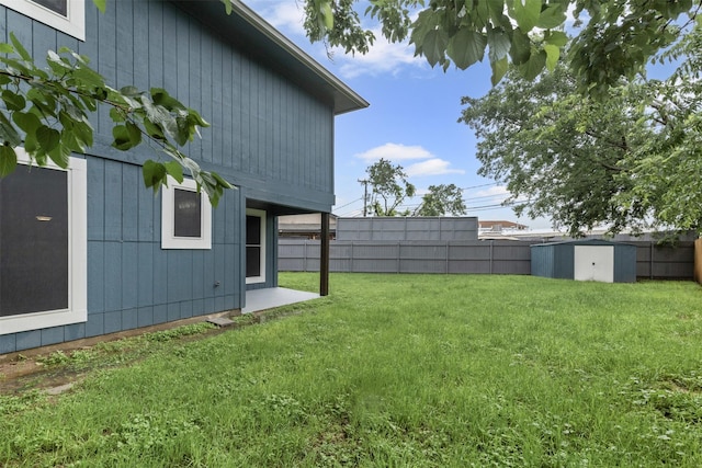 view of yard featuring a storage unit and an outdoor structure