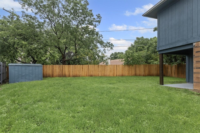 view of yard with a shed and an outdoor structure