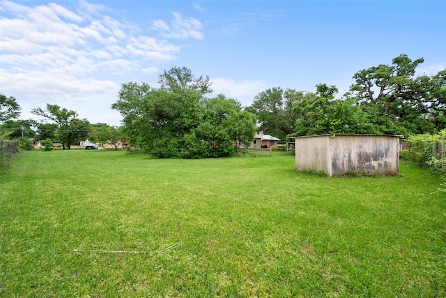 201 Sunset Dr, Fairfield, TX 75840 - view of yard featuring an outdoor structure, a storage unit, and view of wooded area