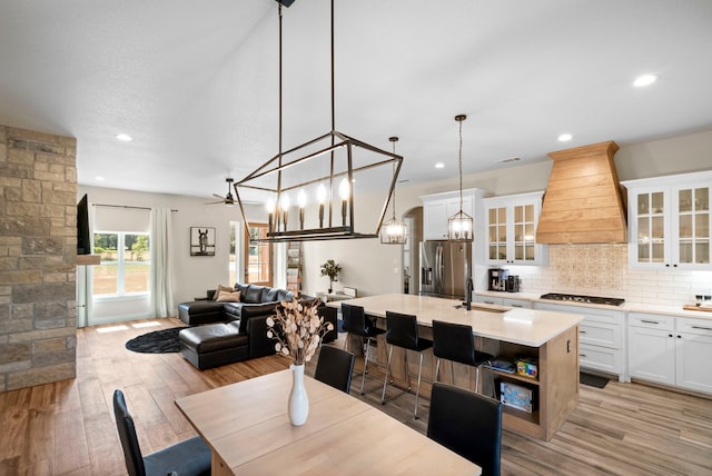 dining area featuring light wood-style flooring, recessed lighting, a chandelier, and ceiling fan
