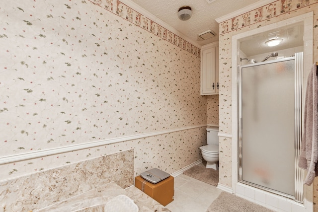 320 Conger Dr, Mesquite, TX 75149 - full bath with wallpapered walls, a stall shower, toilet, a textured ceiling, and tile patterned flooring