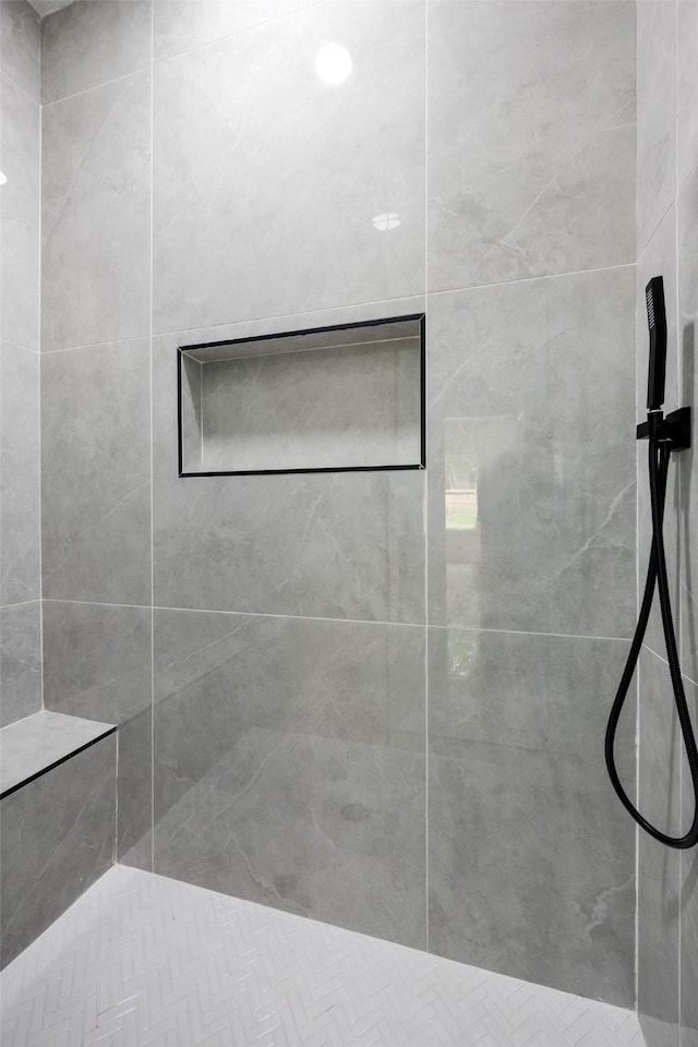 3900 De Maggio Ave, Dallas, TX 75210 - bathroom with tiled shower
