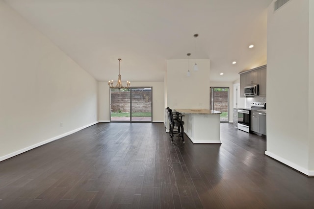 living area featuring a chandelier, dark wood-type flooring, baseboards, and recessed lighting