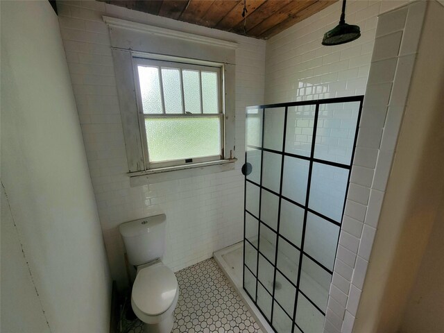 1208 W Broadway, Clarksville, TX 75426 - bathroom featuring wood ceiling, a tile shower, toilet, tile walls, and tile patterned flooring