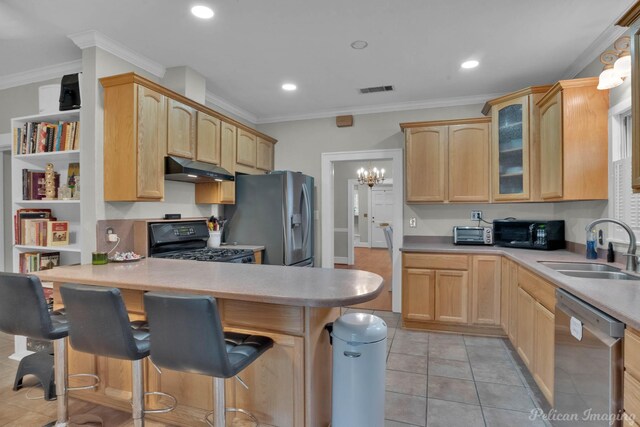 kitchen with black appliances, a sink, a peninsula, under cabinet range hood, and a kitchen breakfast bar