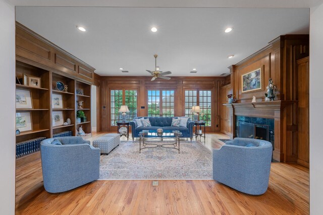 living area featuring ceiling fan, healthy amount of natural light, light wood-style flooring, and recessed lighting