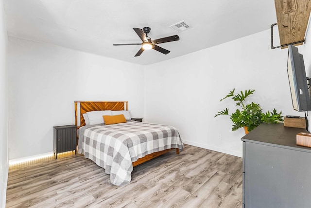 909 N 30th St, Waco, TX 76707 - bedroom with light wood-type flooring, baseboards, and a ceiling fan