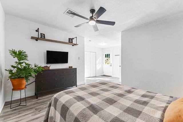909 N 30th St, Waco, TX 76707 - bedroom featuring wood finished floors, baseboards, ceiling fan, and a closet
