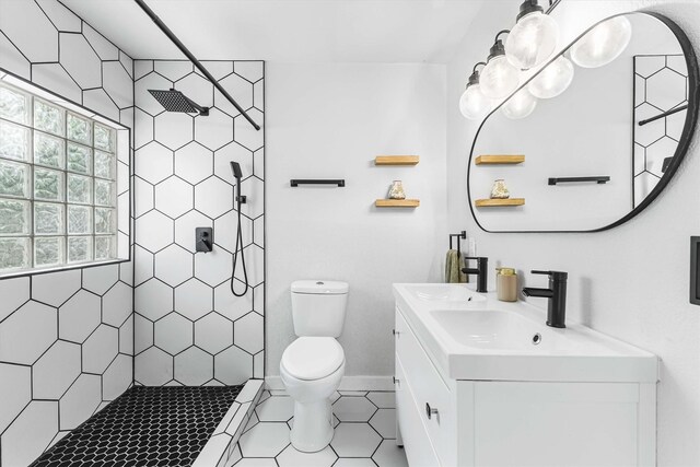 909 N 30th St, Waco, TX 76707 - full bath featuring healthy amount of natural light, toilet, a tile shower, and vanity