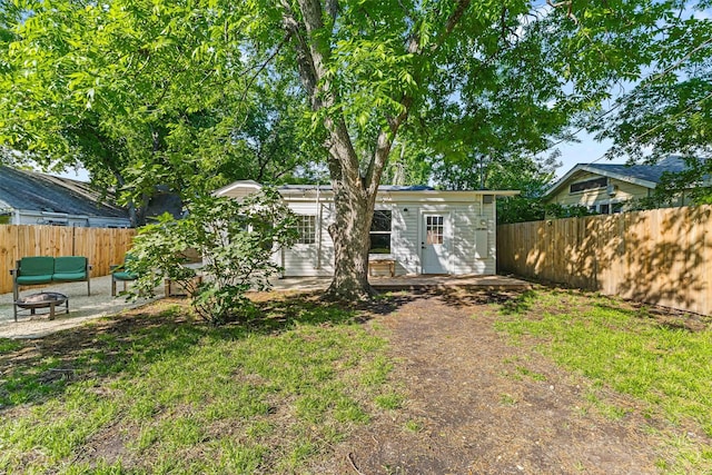 909 N 30th St, Waco, TX 76707 - fenced backyard featuring an outdoor fire pit and a patio area