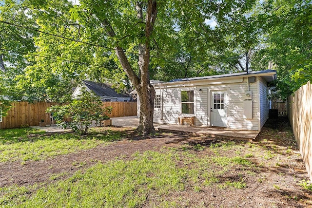 909 N 30th St, Waco, TX 76707 - view of outdoor structure featuring a fenced backyard and an outbuilding