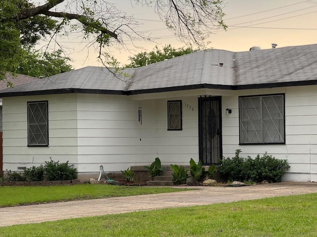 1220 Westmoreland Dr, Mckinney, TX 75069 - bungalow-style house with a yard and roof with shingles