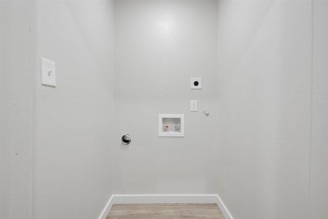 3030 Utah Ave, Dallas, TX 75216 - laundry room featuring electric dryer hookup, gas dryer hookup, baseboards, light wood-type flooring, and washer hookup
