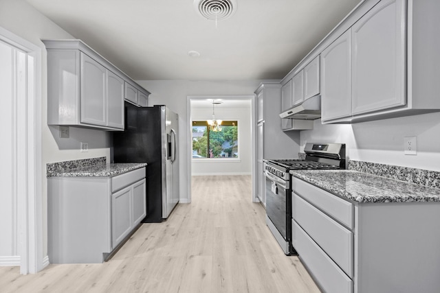 2909 Conejos Dr, Fort Worth, TX 76116 - kitchen featuring stainless steel appliances, light wood-style flooring, under cabinet range hood, and a chandelier