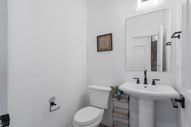 1420 Escondido Dr, Fort Worth, TX 76052 - half bath featuring toilet, baseboards, and a sink