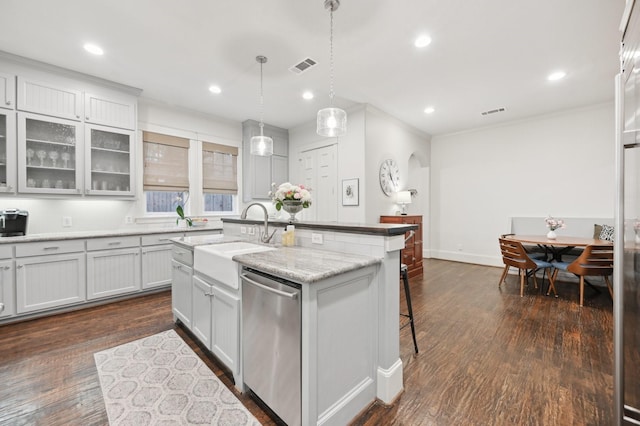 3728 Stanford Ave, University Park, TX 75225 - kitchen featuring dishwasher, a sink, arched walkways, a center island with sink, and a breakfast bar area