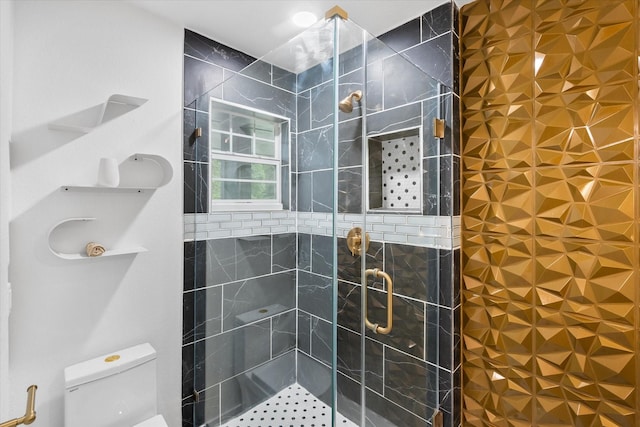 bathroom featuring a tile shower and toilet