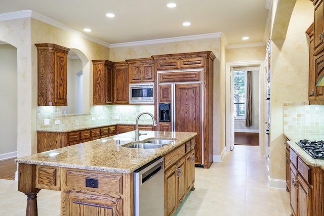 1727 Lantana Ln, Frisco, TX 75033 - kitchen featuring a sink, stainless steel appliances, a center island with sink, arched walkways, and recessed lighting