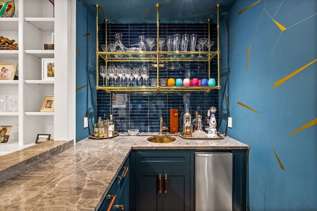 3428 Stanford Ave, University Park, TX 75225 - indoor wet bar featuring backsplash and fridge