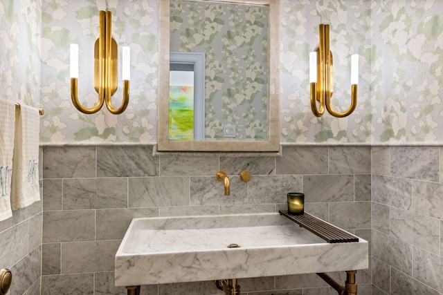 3428 Stanford Ave, University Park, TX 75225 - bathroom with wallpapered walls and tile walls