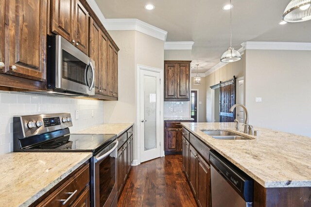 kitchen with stainless steel appliances, a sink, dark wood-style floors, recessed lighting, and crown molding