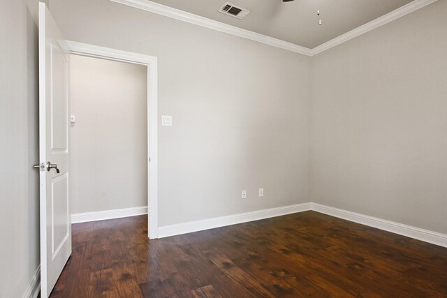 empty room with ornamental molding, dark wood-style floors, baseboards, and ceiling fan