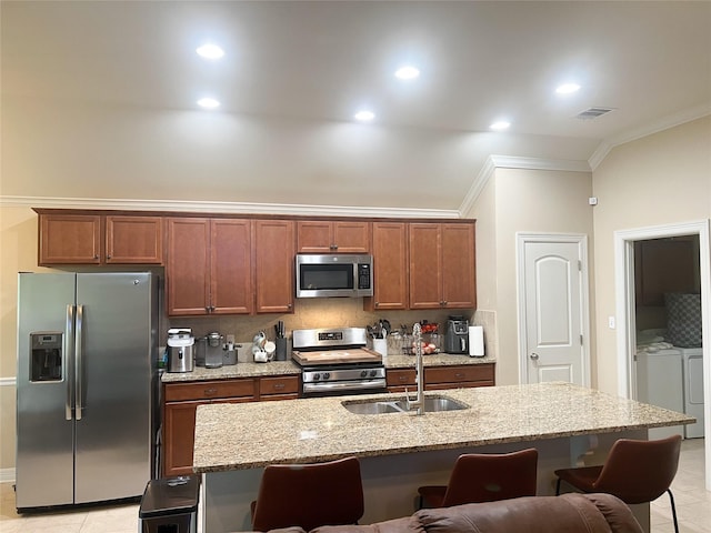 9812 Shadybrooke Dr, Shreveport, LA 71115 - kitchen featuring stainless steel appliances, washing machine and clothes dryer, a sink, crown molding, and a kitchen breakfast bar