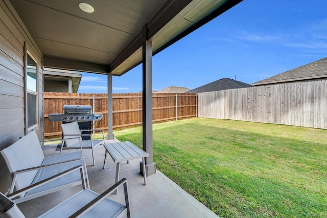 view of yard featuring a patio area