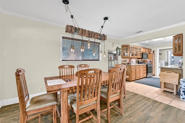 112 S Wood Ave, Denison, TX 75020 - dining area featuring ornamental molding, light wood-style floors, plenty of natural light, and baseboards