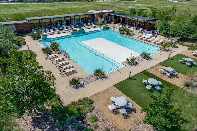 7412 Foxgrass Pl, Fort Worth, TX 76123 - community pool with a patio