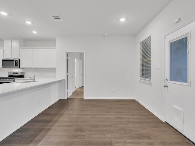 1116 Cobalt Dr, Celina, TX 75009 - kitchen with appliances with stainless steel finishes, a sink, recessed lighting, white cabinets, and light countertops