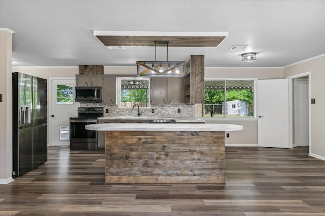 407 Sunset St, Malakoff, TX 75148 - kitchen with stainless steel appliances, a sink, light countertops, healthy amount of natural light, and ornamental molding