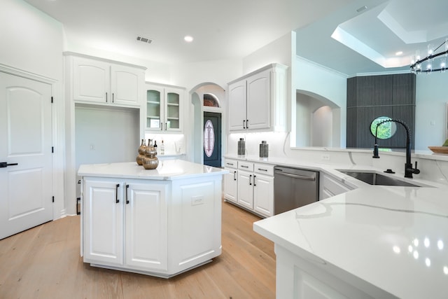12809 Day Break Trl, Burleson, TX 76028 - kitchen with dishwasher, white cabinetry, a sink, recessed lighting, and light wood finished floors