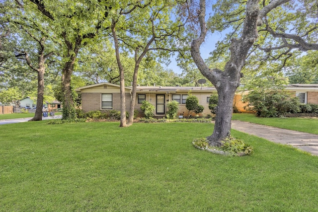 6324 Woodbine Dr, Fort Worth, TX 76112 - single story home featuring a front lawn and brick siding