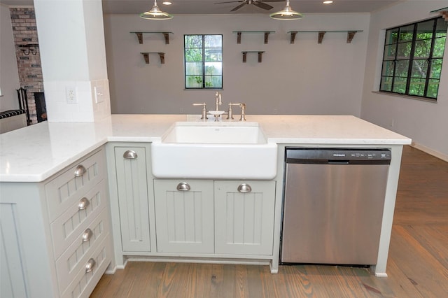 2850 Claudette Ave, Dallas, TX 75211 - kitchen with dishwasher, a sink, a peninsula, wood finished floors, and a ceiling fan