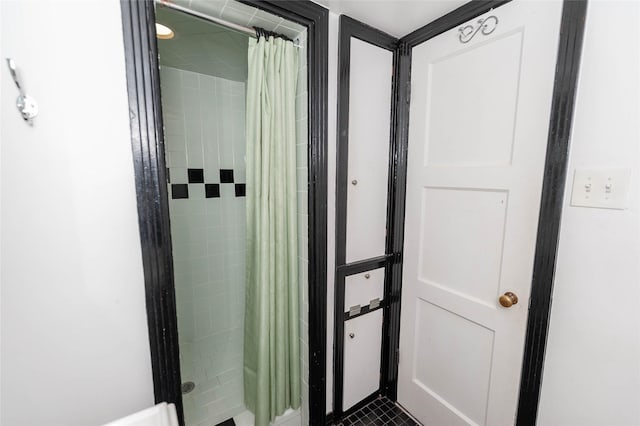 2850 Claudette Ave, Dallas, TX 75211 - bathroom with tiled shower
