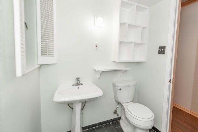 2850 Claudette Ave, Dallas, TX 75211 - bathroom featuring toilet and baseboards