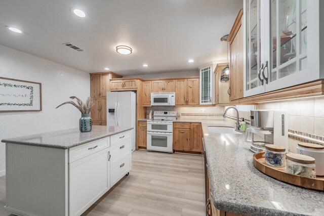 3048 Golfing Green Dr, Farmers Branch, TX 75234 - kitchen featuring white appliances, a sink, backsplash, a kitchen island, and light stone countertops