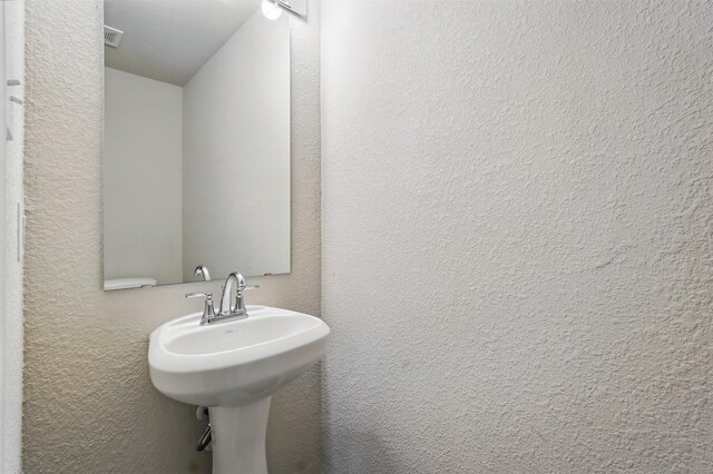 123 Rock Creek Ln, Terrell, TX 75160 - bathroom with a sink and a textured wall